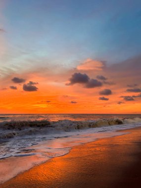 Gün batımında denizde dalgalar Tayland 'da bir adada.