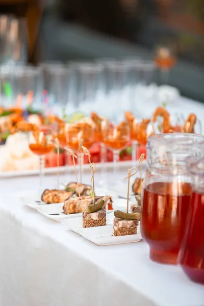 Lezzetli karides aperatifleri ve patlıcan aperatifleri şenlikli bir yemek masasında çok güzel servis ediliyor. Ziyafetler, düğünler, etkinlikler ve yemek reklamları için mükemmel..