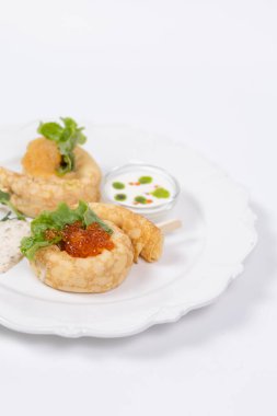 Restoran menüsünde kırmızı havyarlı, taze marullu, krema soslu ve şifalı gözleme servisi..