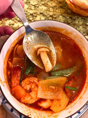 Tayland Tom Yam çorbası, deniz mahsulleri ve otlar bir kafede, üst manzara. Tayland 'da akşam yemeği.
