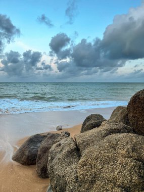 Tayland 'daki deniz kıyısında. Khao Lak Adası. Önünde kayalar olan deniz..