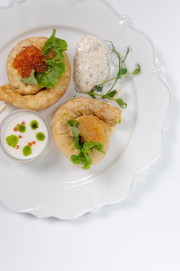 Restoran menüsünde kırmızı havyarlı, taze marullu, krema soslu ve şifalı gözleme servisi..