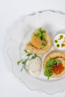 Restoran menüsünde kırmızı havyarlı, taze marullu, krema soslu ve şifalı gözleme servisi..