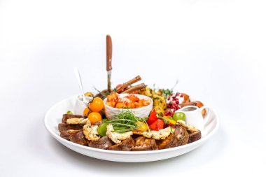 Tavuklu, sosisli, bacaklı, bıldırcınlı ve beyaz arka planda garnitürlü tavuk..