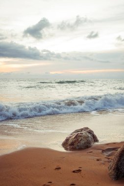 Deniz manzarası, su yüzeyinde küçük dalgalar, arka plan, seyahat ve doğa kavramları için idealdir..
