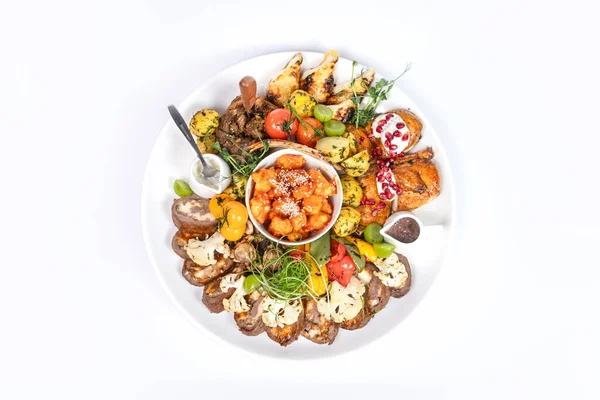 Tavuklu tavuk, sosis, bacak, bıldırcın ve beyaz arka planda garnitür..