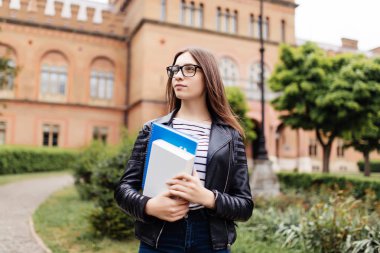 defter tutan ve gülümseyen güzel üniversite öğrencisi
