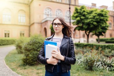 Akıllı Bayan üniversite öğrencisi kampüste açık havada