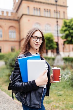 parlak görüntü gülümseyen öğrenci klasörleri ve kahve