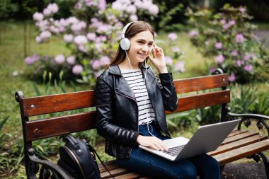 casual öğrenci eğitim görürken bilgisayarda müzik dinlemek