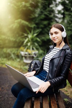 casual öğrenci eğitim görürken bilgisayarda müzik dinlemek