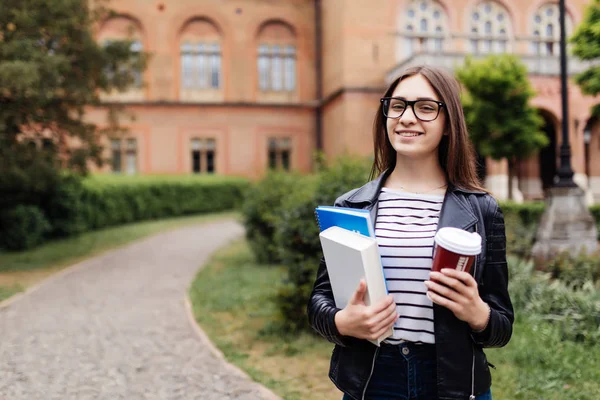 Estudante Universitário Americano Sorrindo Com Café Saco Livro Campus Com — Fotografia de Stock