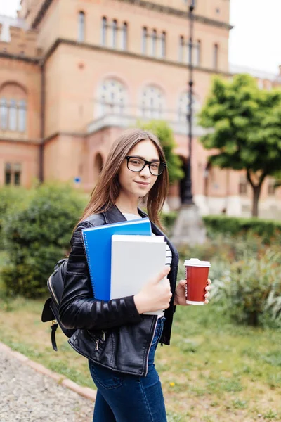 Imagem Brilhante Estudante Sorrindo Com Pastas Xícara Café — Fotografia de Stock