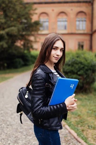 Retrato Uma Menina Estudante Sorrindo Atraente Com Mochila Livros Livre — Fotografia de Stock