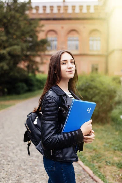 Feliz Bonito Jovem Estudante Com Mochila Segurando Livros Andando Livre — Fotografia de Stock