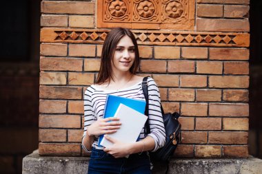 Bir üniversite öğrencisi kampüste portresi