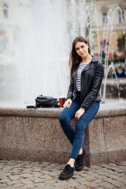 mutlu genç kadına karşı bir şehir çeşme