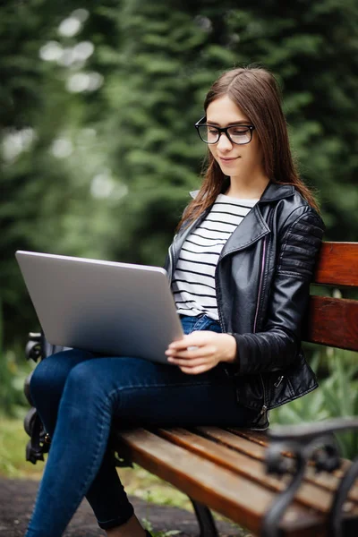 Красивая Молодая Женщина Сидящая Общественном Парке Болтающая Компьютером — стоковое фото