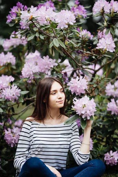 Молодая Женщина Среди Весенних Пурпурных Цветущих Ветвей — стоковое фото
