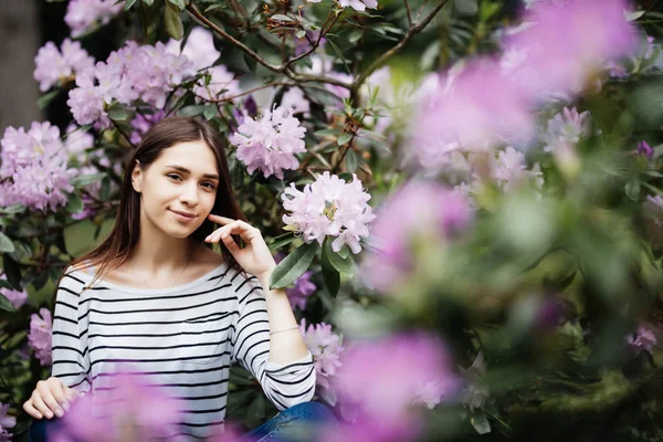 Primavera Estate Bellezza Salute Bella Donna Tra Fiori Viola — Foto Stock