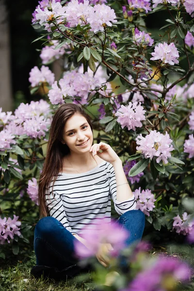 Bella Giovane Donna Sfondo Viola Donna Con Fiori Viola — Foto Stock