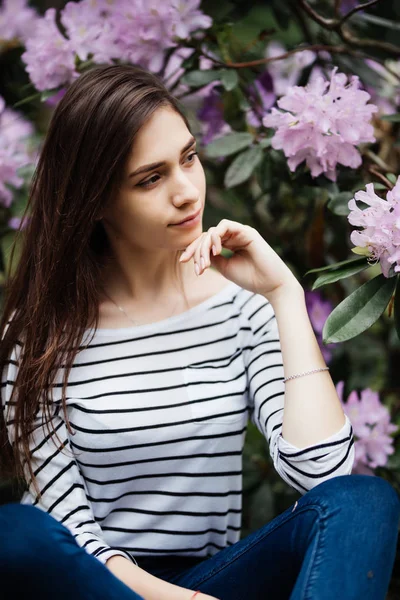 Giovane Donna Seduta Circondata Fiori Viola All Aperto Nel Parco — Foto Stock