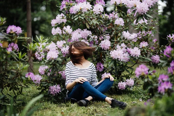 Giovane Bellezza Donna Giocare Agitando Con Hait Seduta Circondata Fiori — Foto Stock