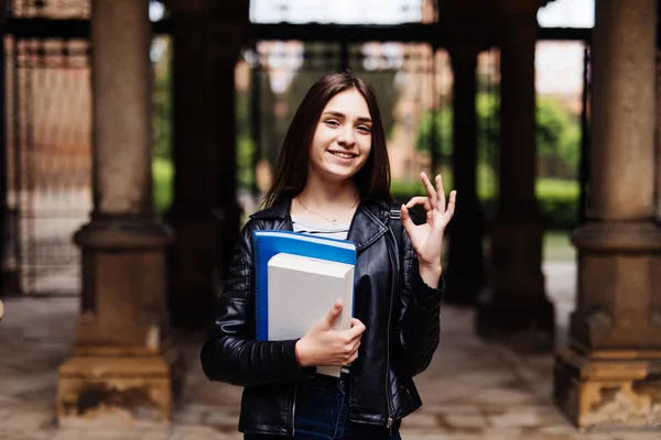 Porträt Einer Lächelnden Studentin Die Den Daumen Nach Oben Zeigt — Stockfoto