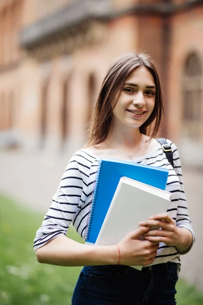 Estudante Feminina Livre Segurando Caderno Sorrindo — Fotografia de Stock