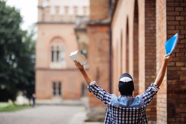 Genç Öğrenci Başarı Uni Kampüs Önünde Kaldırdı Elleriyle Adam Geçiş — Stok fotoğraf