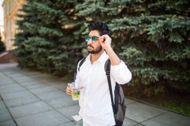 Neşeli Hintli Caddesi ve içki mojito yürüyüş güneş gözlüğü