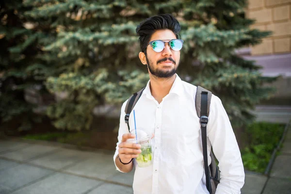 Πορτραίτο Νεαρού Ινδική Γυαλιά Ηλίου Καλοκαίρι Ποτό Mojito Ποτό Στους — Φωτογραφία Αρχείου
