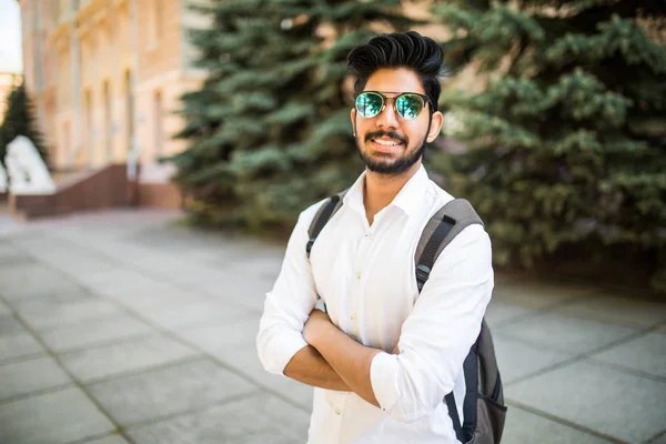 Joven Estudiante Indio Guapo Gafas Sol Con Mochila Calle Ciudad — Foto de Stock