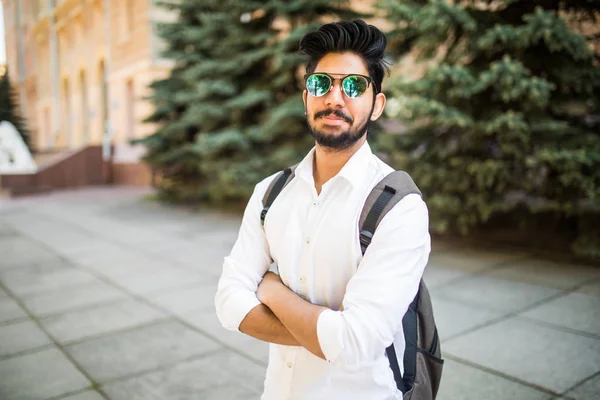 Retrato Del Joven Guapo Hombre Indio Gafas Sol Mochila Una — Foto de Stock