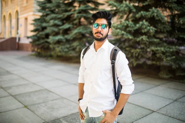 Joven Estudiante Indio Guapo Gafas Sol Con Mochila Calle Ciudad — Foto de Stock