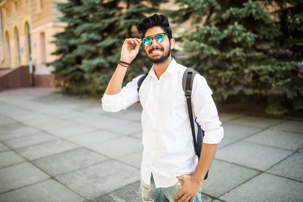 Νεαρός Φοιτητής Όμορφο Ινδική Γυαλιά Ηλίου Σακίδιο Δρόμο Της Πόλης — Φωτογραφία Αρχείου