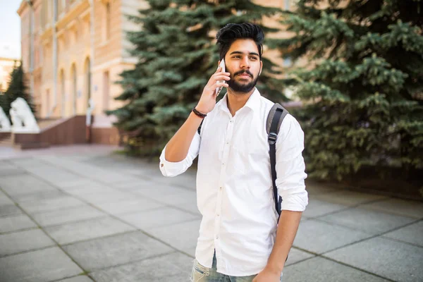 Μαθητή Ινδικό Μιλάμε Smartphone Στην Πόλη Δρόμο — Φωτογραφία Αρχείου