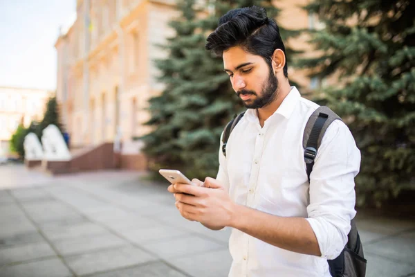 Indiase Mannelijke Student Texting Smartphone Straat — Stockfoto