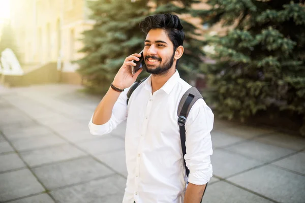 Portret Van Een Jonge Knappe Indiase Man Praten Telefoon Een — Stockfoto