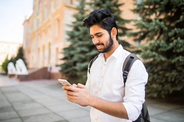 Indiase Mannelijke Student Texting Smartphone Straat — Stockfoto