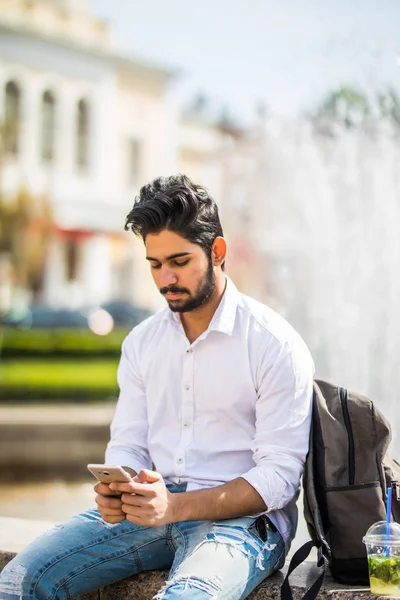 Jonge Indiase Student Typen Telefoon Chatten Zit Buurt Van Fontein — Stockfoto