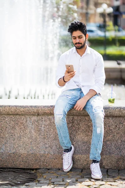 Ινδική Όμορφος Νεαρός Μιλάει Στο Τηλέφωνο Κάθεται Κοντά Σιντριβάνι Της — Φωτογραφία Αρχείου