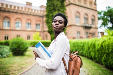 çekici Afrika Üniversitesi öğrenci kitapları ile kampüste