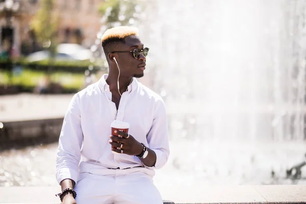 Позитивный Симпатичный Афро Американец Солнечных Очках Стоящий Перед Фонтаном Улыбающийся — стоковое фото