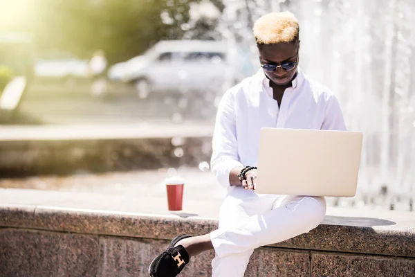 Guapo Joven Pensativo Afroamericano Empresario Está Utilizando Ordenador Portátil Mientras — Foto de Stock
