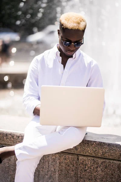 Bonito Jovem Pensativo Empresário Afro Americano Está Usando Laptop Enquanto — Fotografia de Stock