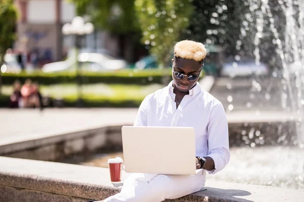 Hombre Afroamericano Con Laptop Cerca Fuente Calle Verano Ciudad — Foto de Stock