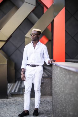 Yakışıklı Afro Amerikan dostum modern şehir arka planda giyen şık giysiler