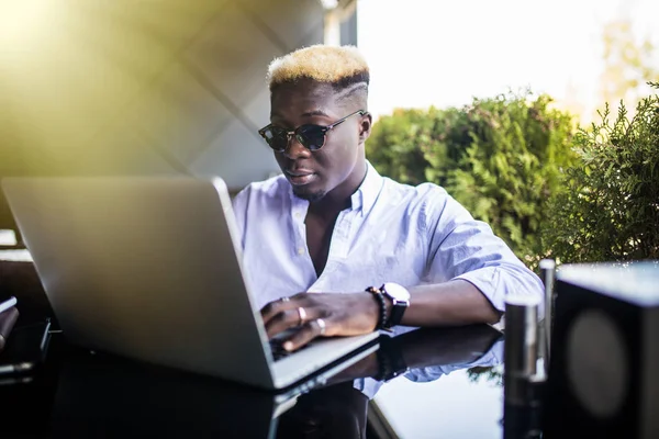 Retrato Homem Afro Americano Sentado Café Trabalhando Laptop — Fotografia de Stock