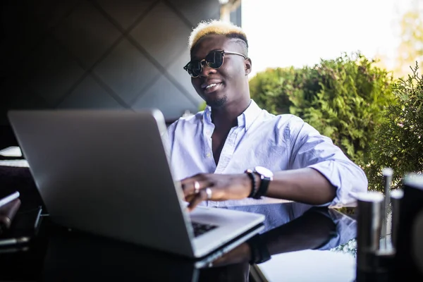 Retrato Joven Hombre Negocios Afroamericano Trabajando Portátil Cafetería Teracce — Foto de Stock